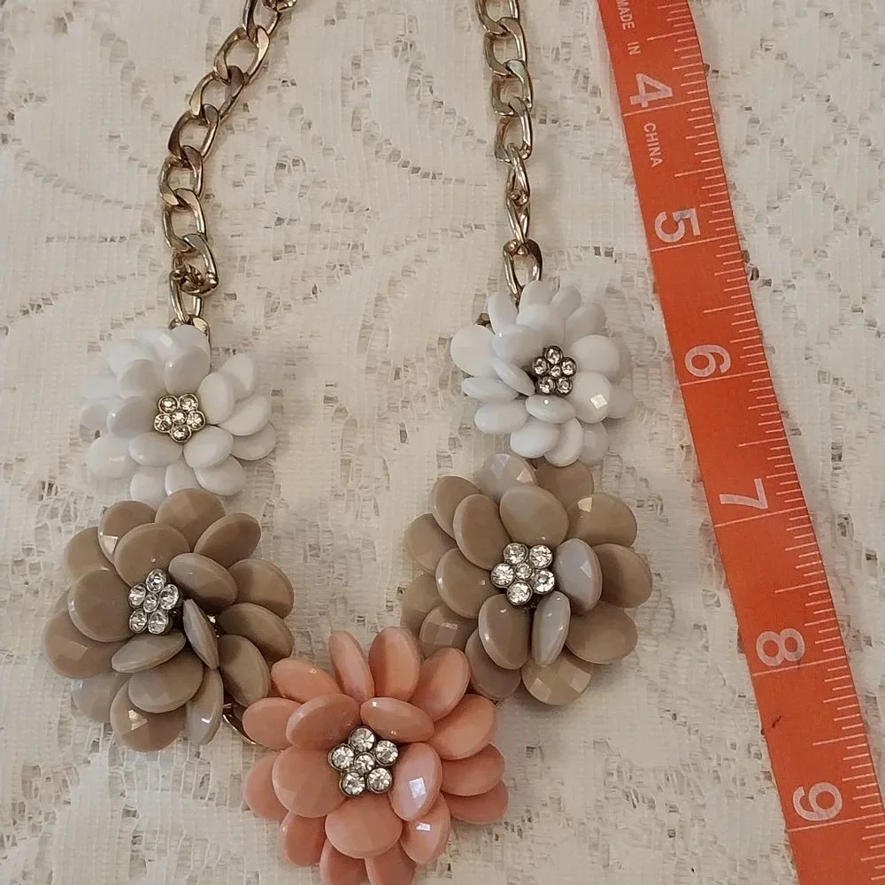 2754 Cream, Tan and Peach Flowers and Rhinestones Goldtone Necklace & Earrings - Picture 2 of 3